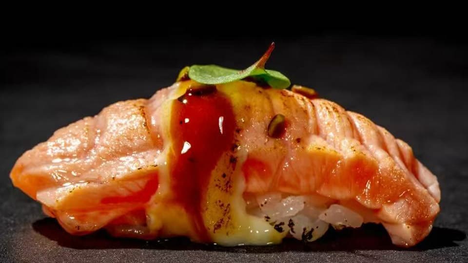 Nigiri de salmão braseado especial