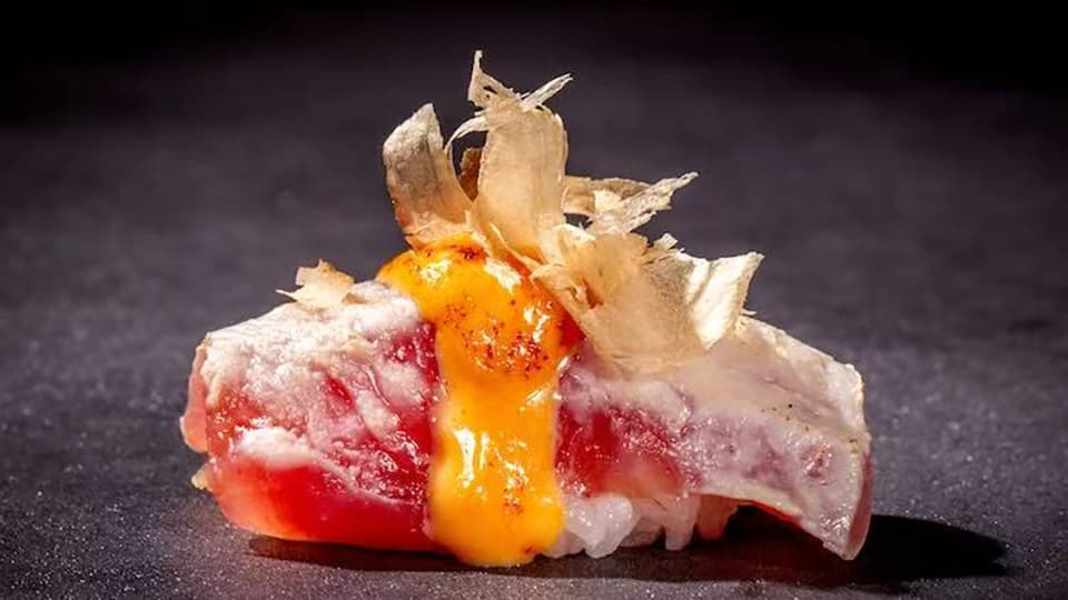 Nigiri de atum com molho picante