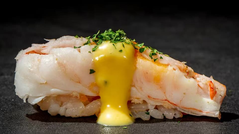 Nigiri de camarão com molho da casa
