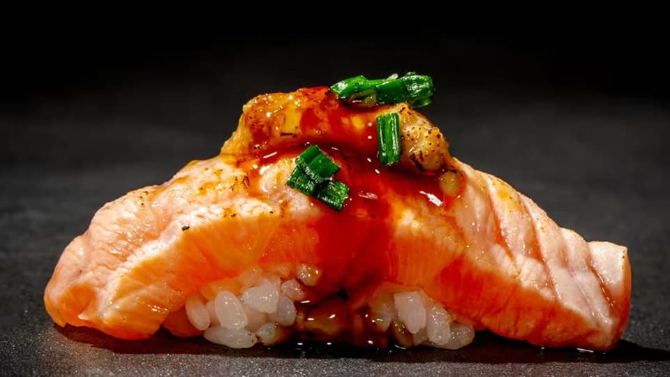 Nigiri de salmão braseado