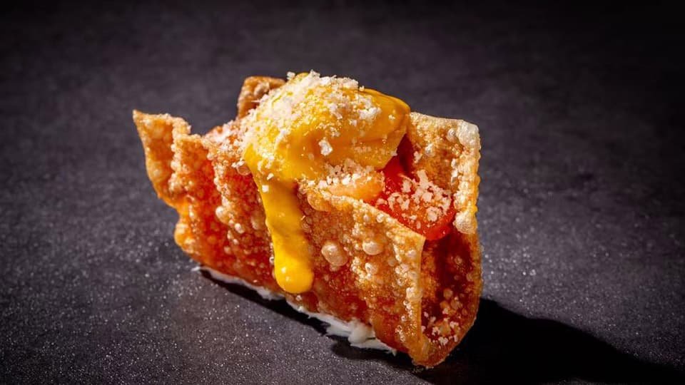 Sushi crocante com molho da casa