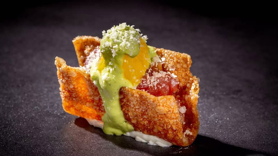 Sushi crocante com atum e abacate
