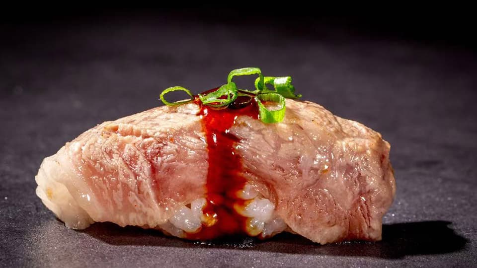 Nigiri de carne braseada
