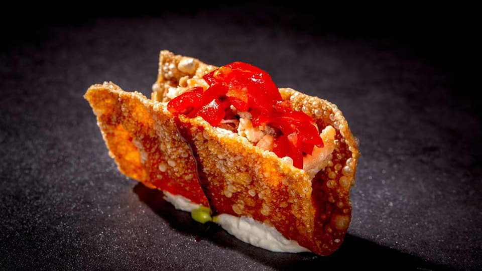 Sushi crocante com salmão picante