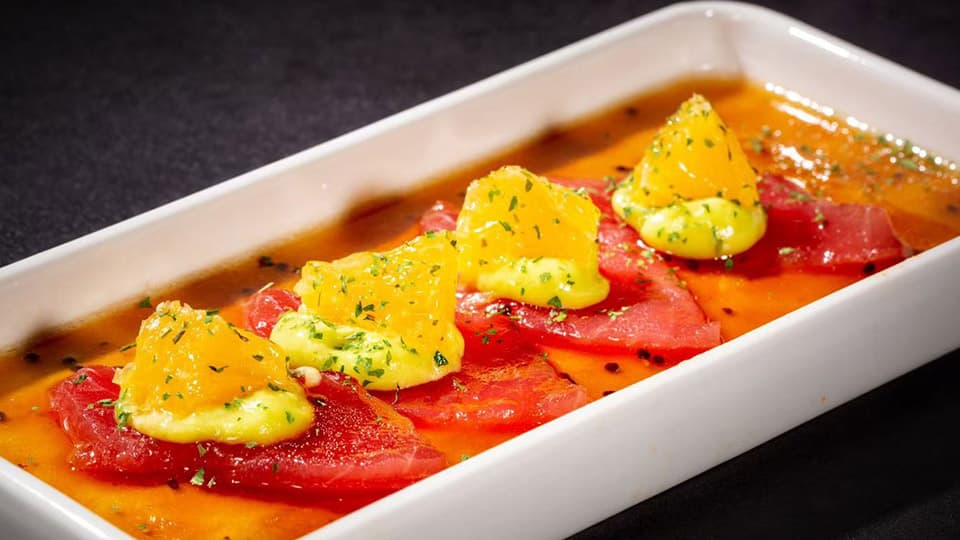 Atum com laranja e creme de abacate