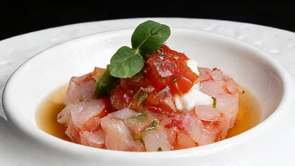 Tártaro de peixe com tomate