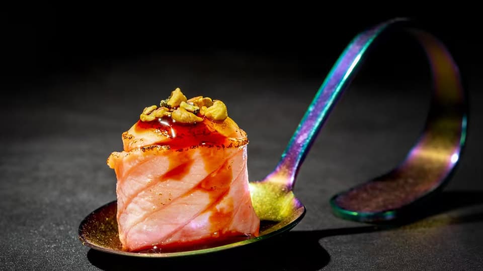 Salmão braseado na colher
