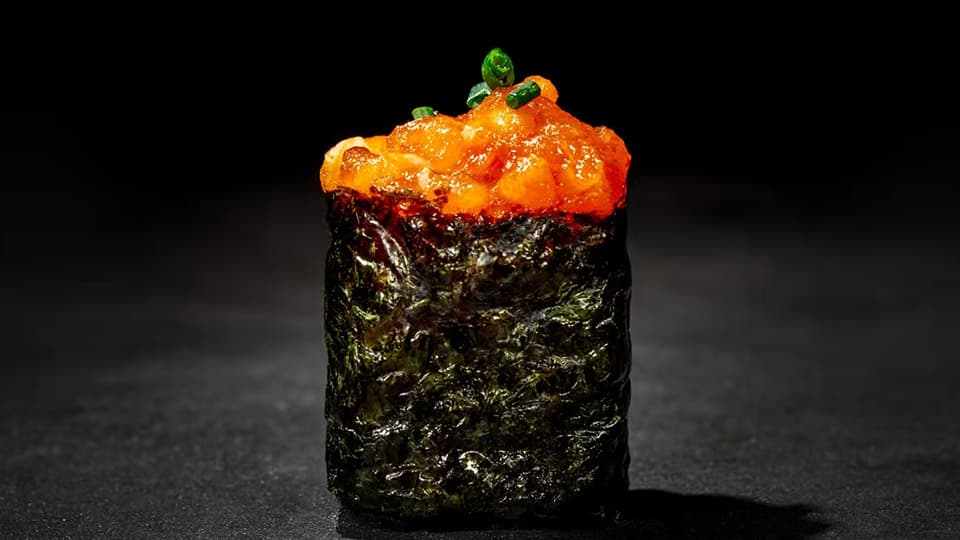 Gunkan de salmão picante