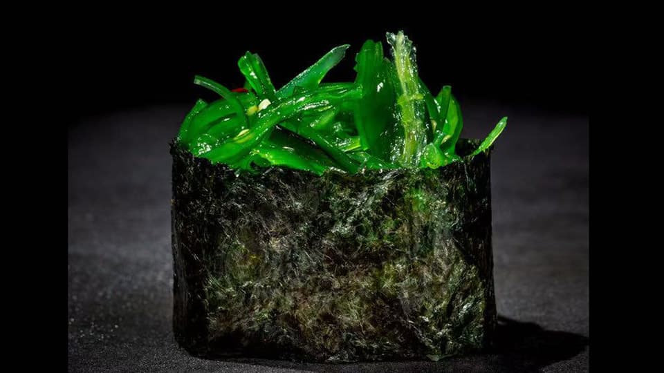 Gunkan de salada wakame