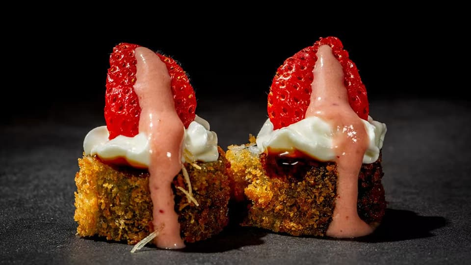 Sushi crocante com morango