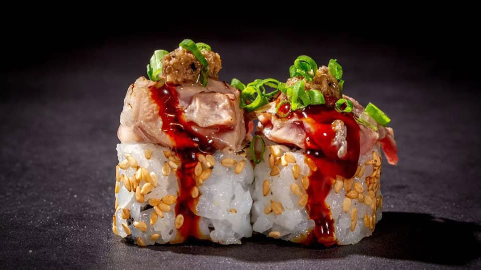 Uramaki braseado com sésamo